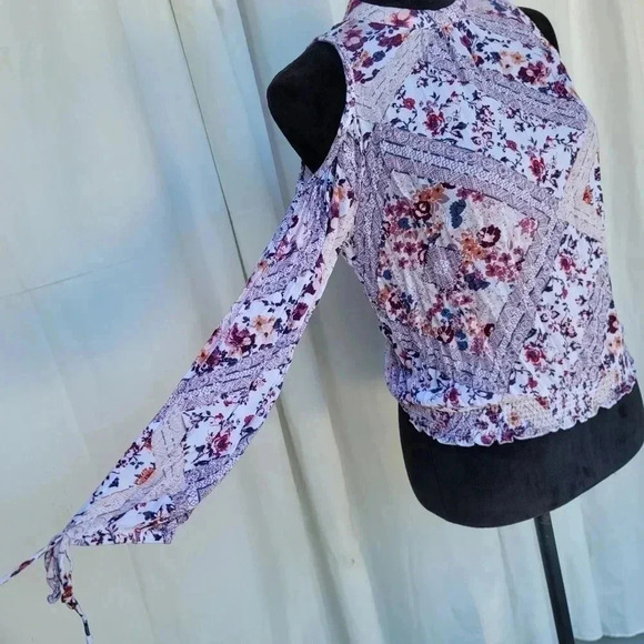 American Rag Cie Women's S Purple Floral Cold Shoulder Blouse Top Long Sleeve - Picture 3 of 9